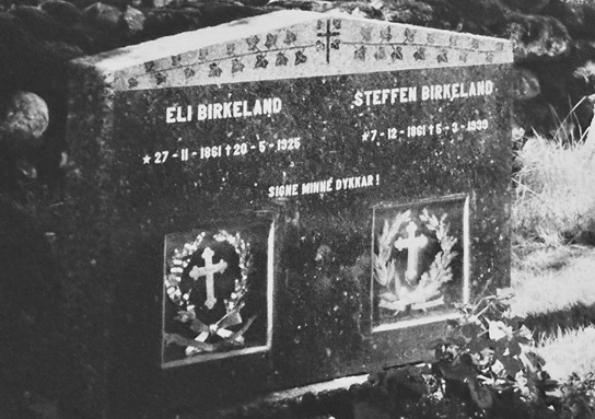 photo of a gravestone